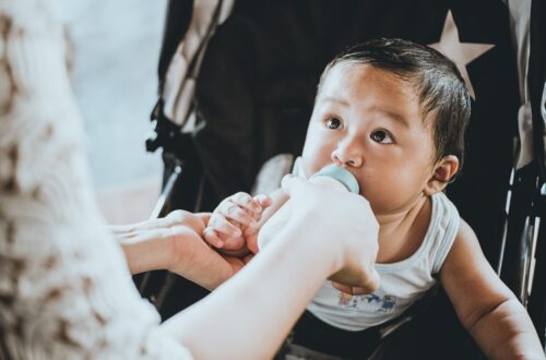 Dziecko-pije-mleko